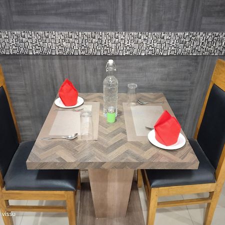 Variety Inn Патна Экстерьер фото