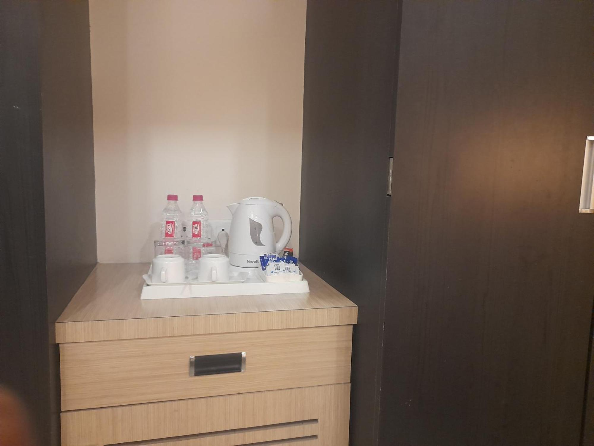Variety Inn Патна Экстерьер фото