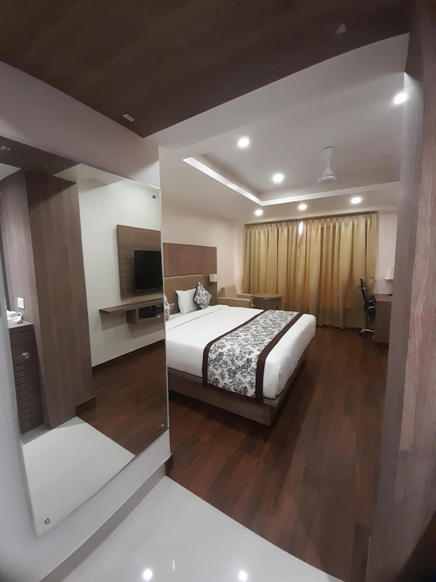 Variety Inn Патна Экстерьер фото