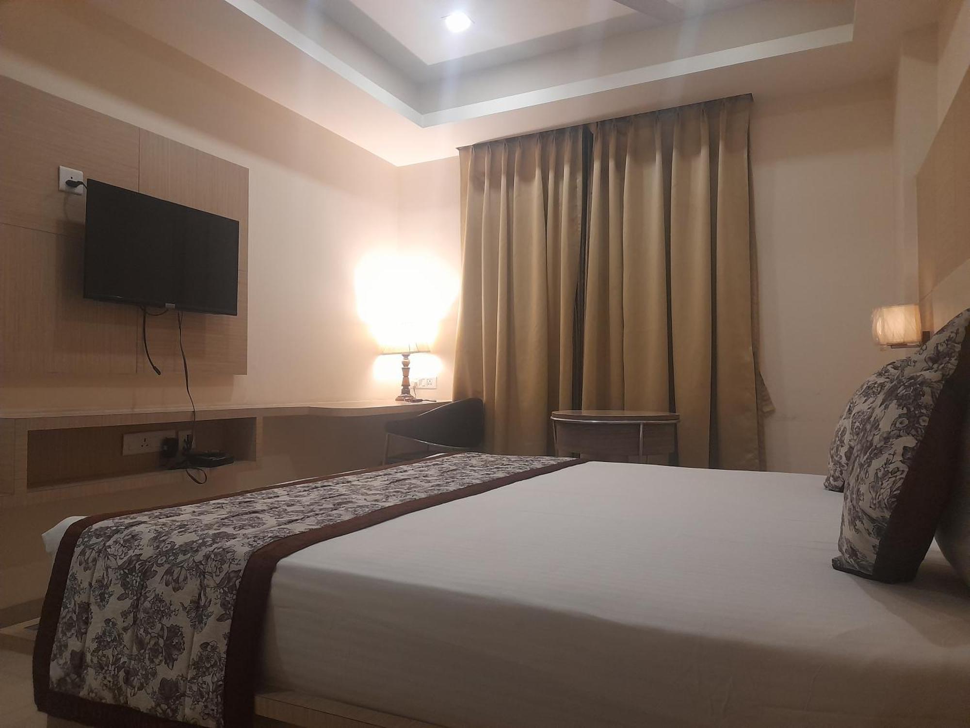 Variety Inn Патна Экстерьер фото