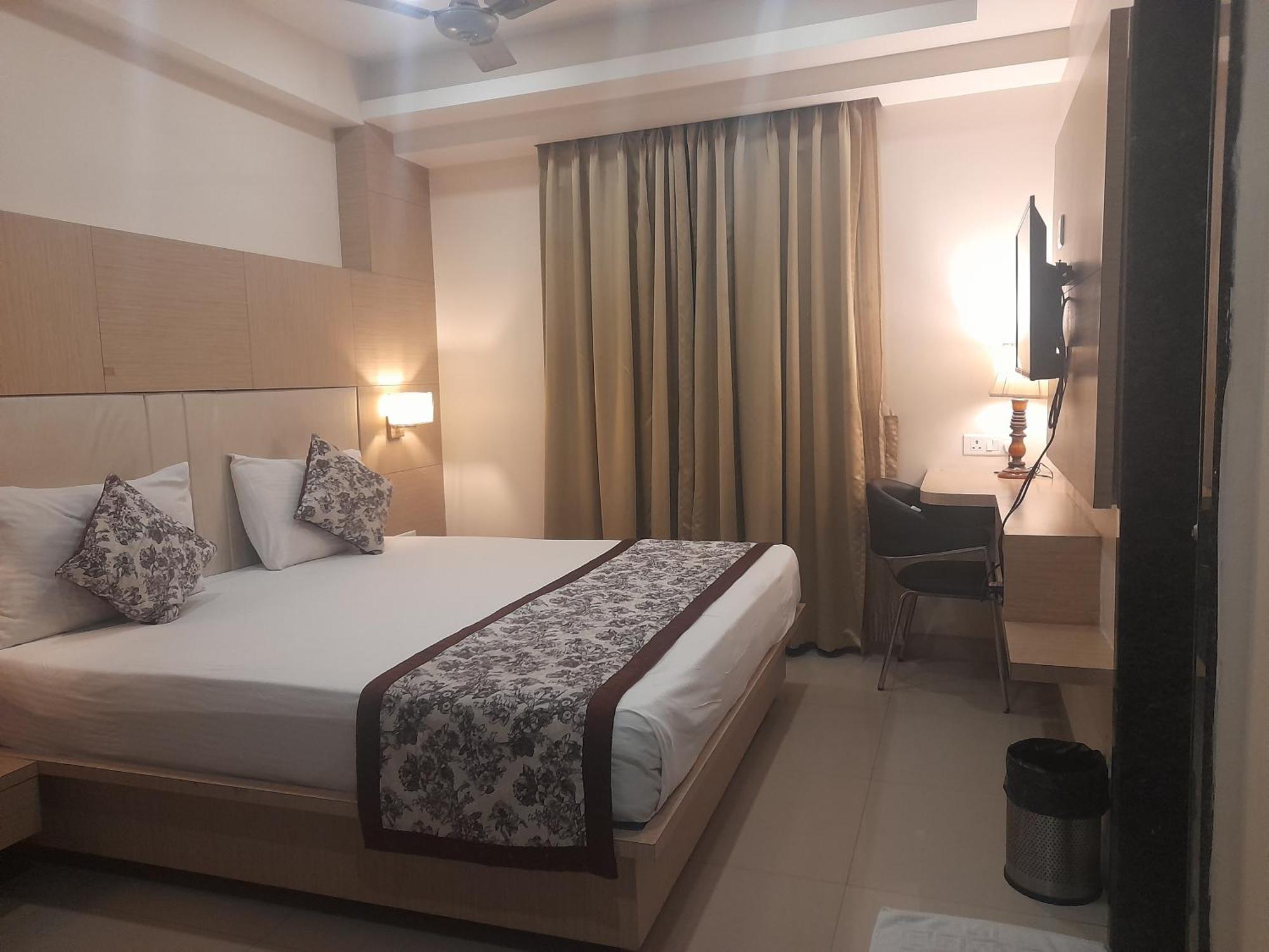 Variety Inn Патна Экстерьер фото