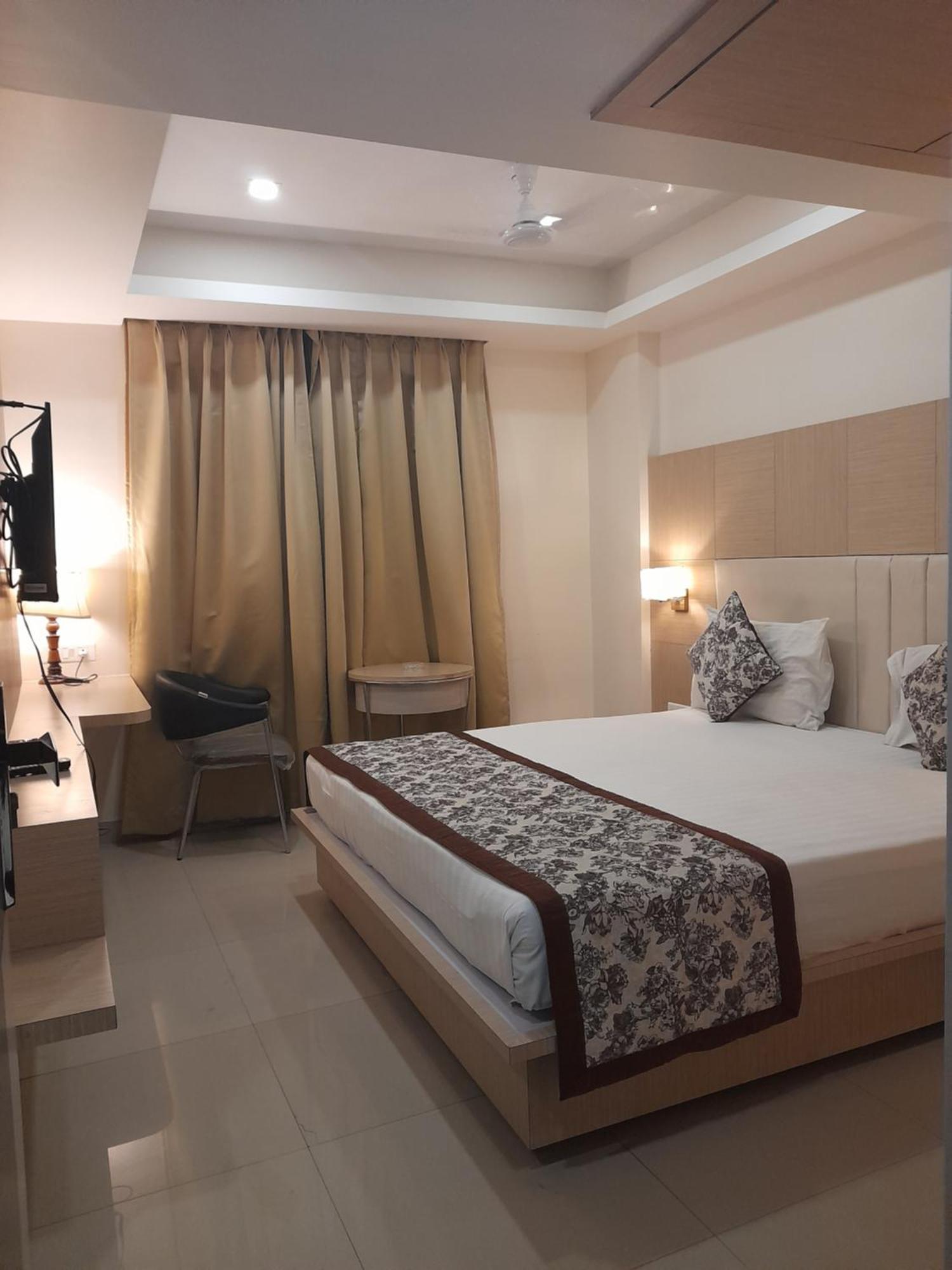 Variety Inn Патна Экстерьер фото