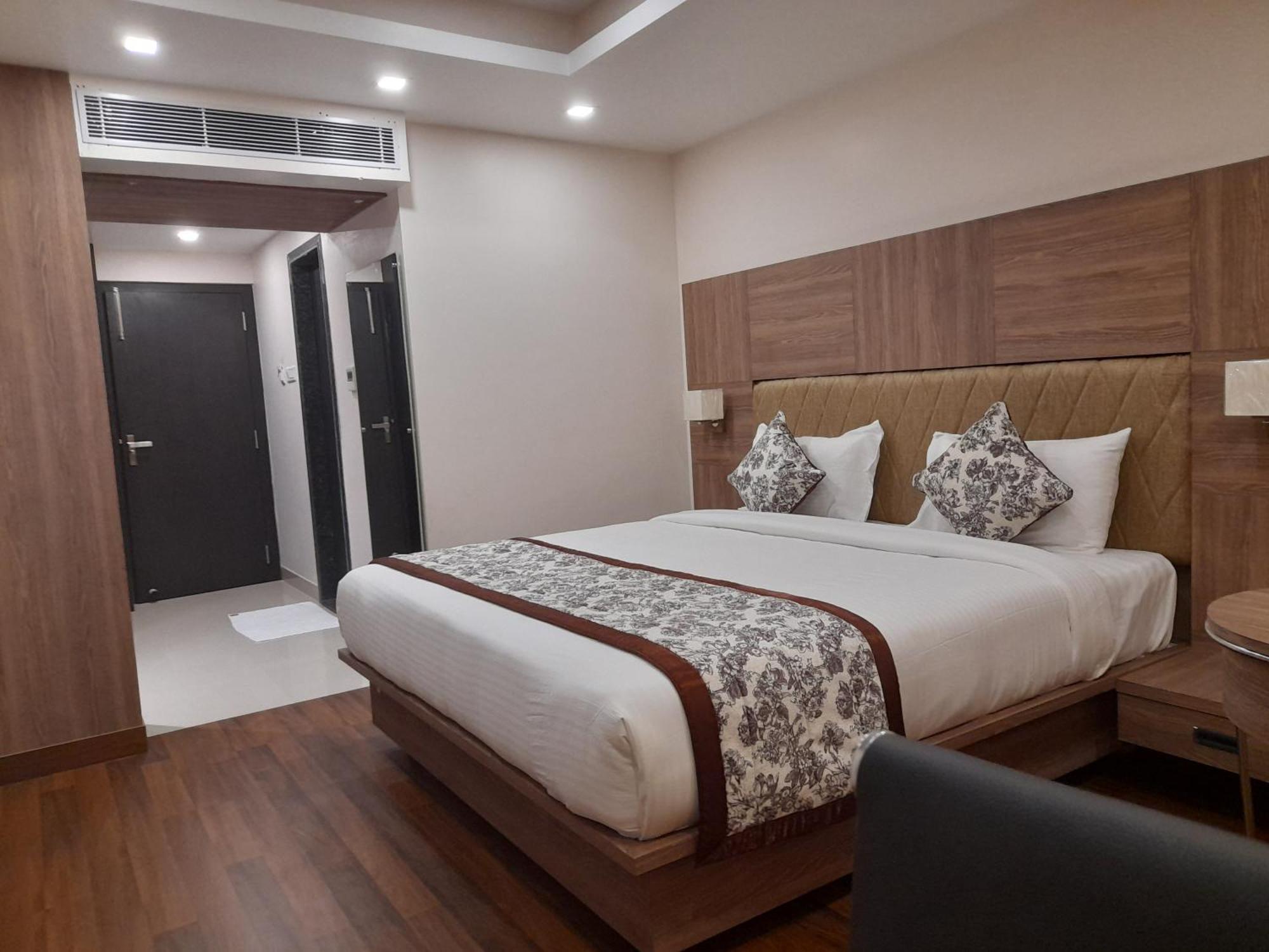 Variety Inn Патна Экстерьер фото